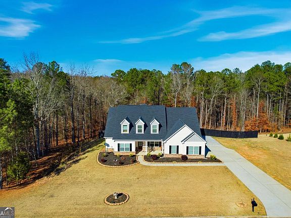 3rd image of 95 Hawthorn Ln