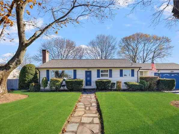 54 Ferncrest Dr, Pawtucket, RI 02861