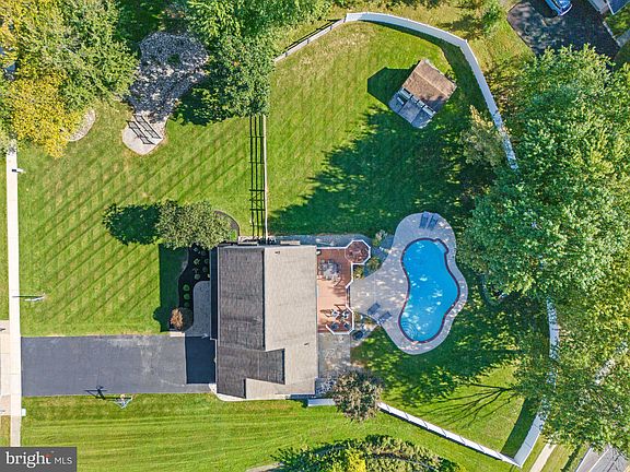 5th image of 107 Buttercup Blvd