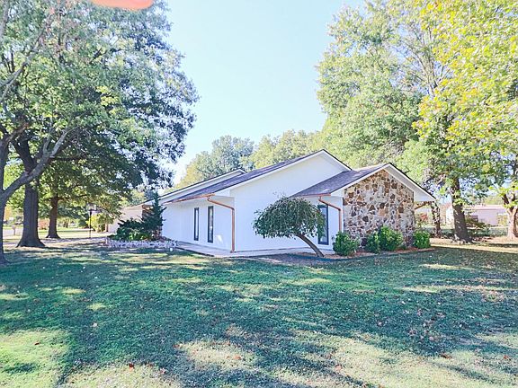 4th image of 304 Westwood Cir