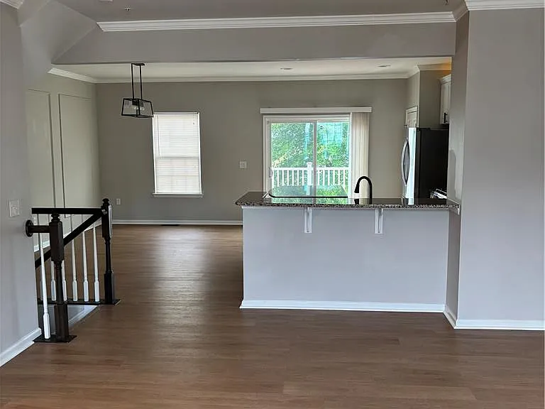 1155 Westminster Dr — Photo 2