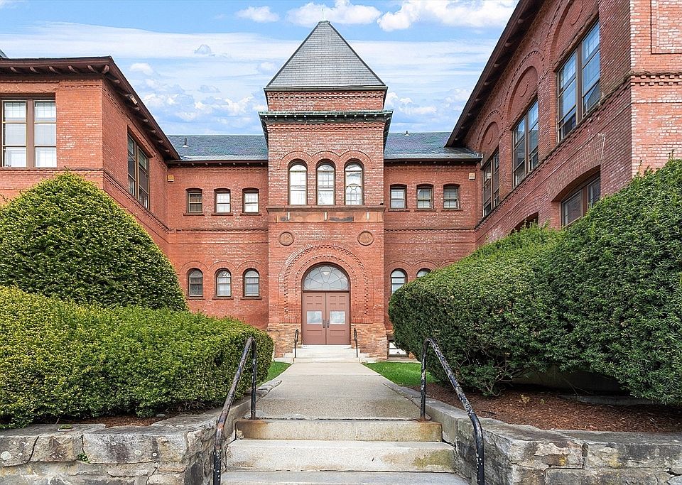 31 Elizabeth St Worcester MA Zillow