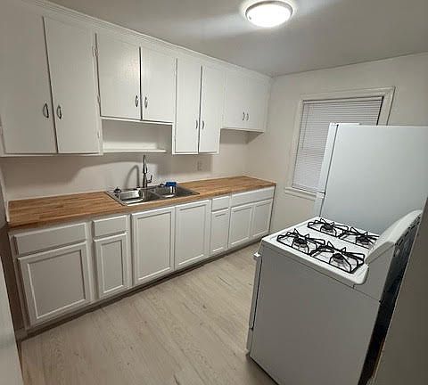 3rd image of 872 Eloise Dr #Up