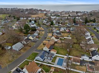 62 Meetinghouse Ln, Milford, CT 06460
