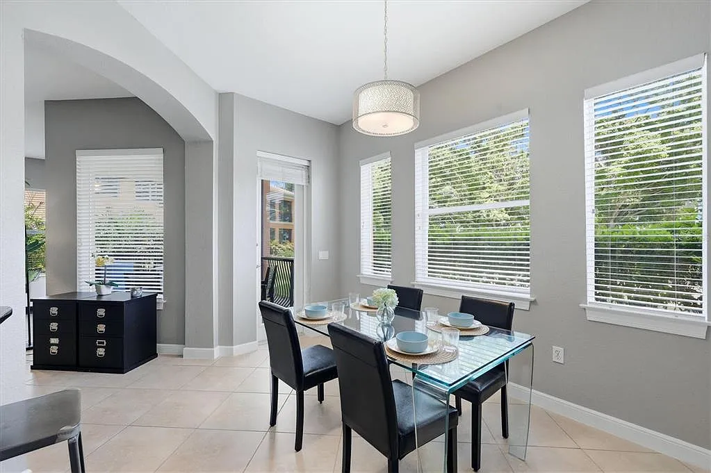 3 bed, 3.0 bath, 2039 sqft, $5,500 — Photo 4