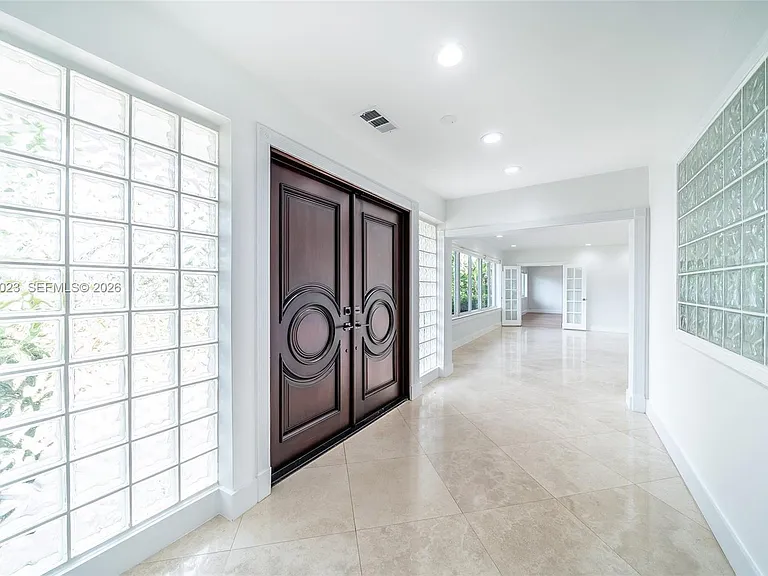 9835 W Broadview Dr — Photo 2
