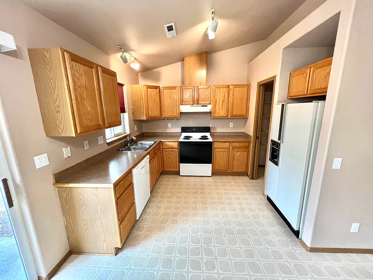 Building Photo - 978 NE Hidden Valley Dr #978