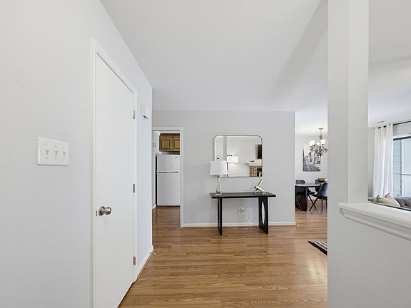 5th image of 221 Clancy Cir