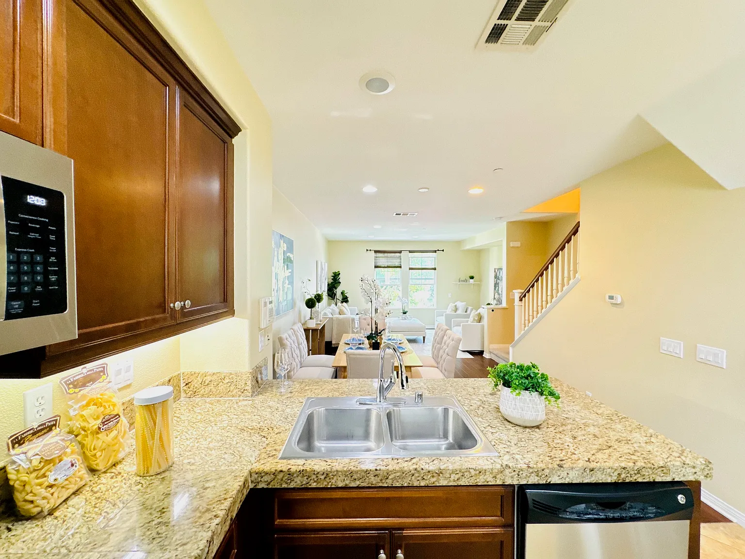 3 bed, 3.5 bath, 1669 sqft, $4,390 — Photo 2