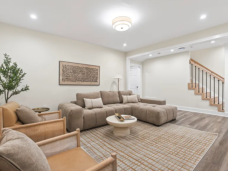 310 Rivoli Cir — Photo 52