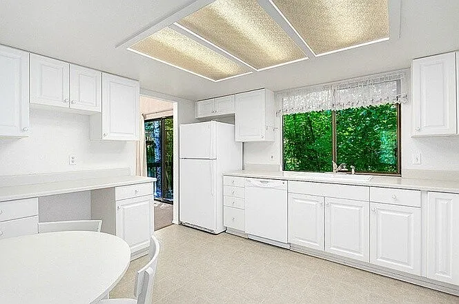 Beautiful split level home in Newport Hills! — Photo 2