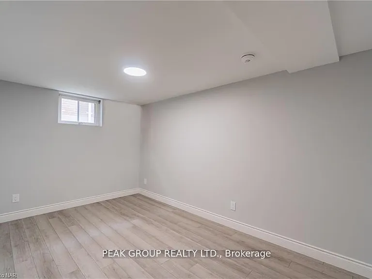 248 Bertie St #LOWER — Photo 11