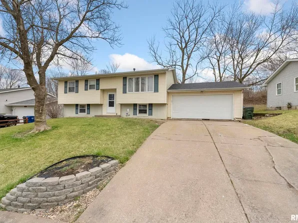 4125 Hillandale Rd, Davenport, IA 52806