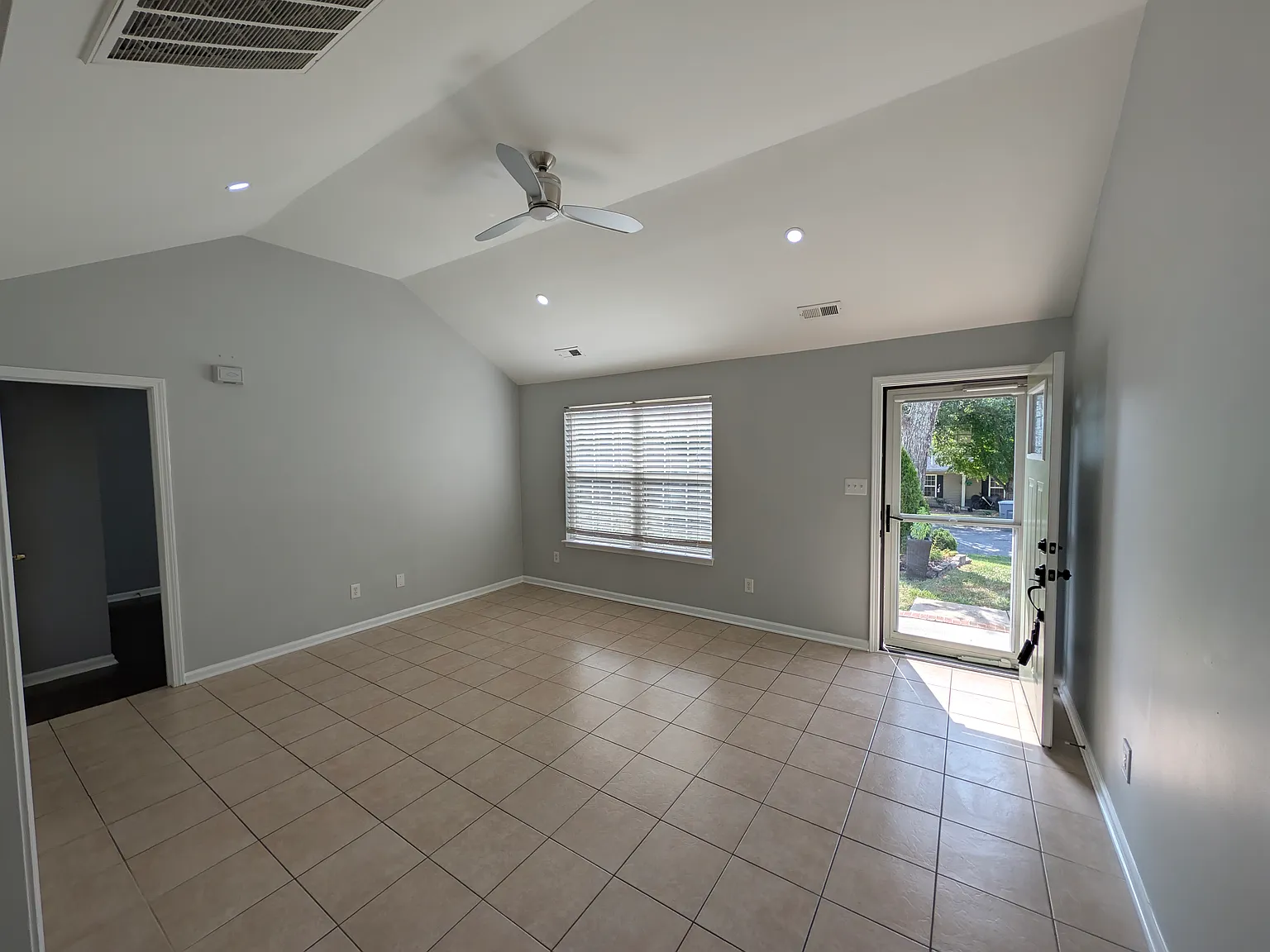 3 bed, 1092 sqft, $2,100 — Photo 4