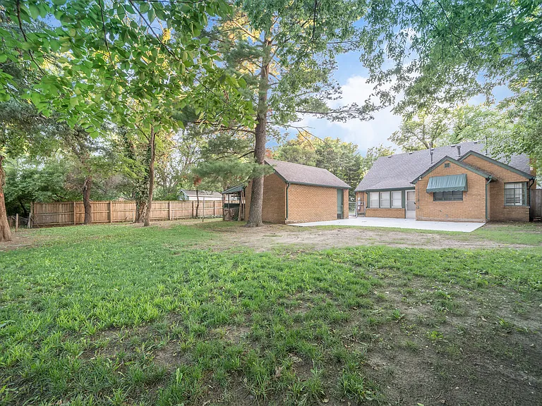 608 S Bluff Ave — Photo 32