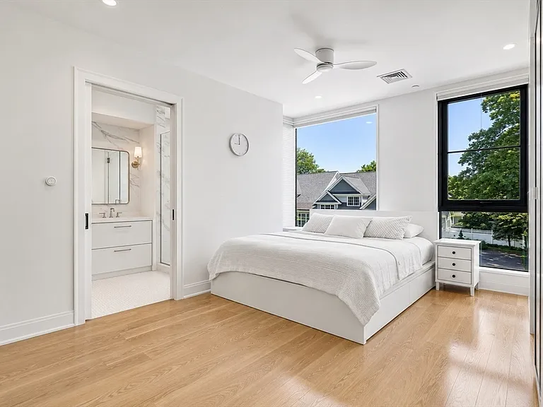 100 Linden St #203 — Photo 11