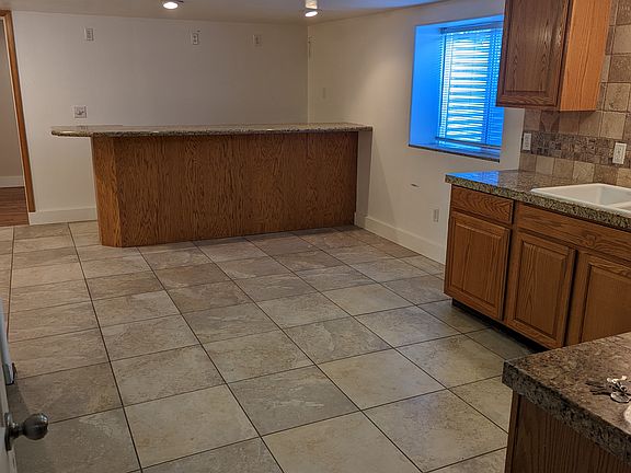 2nd image of 900 Marshall St #2