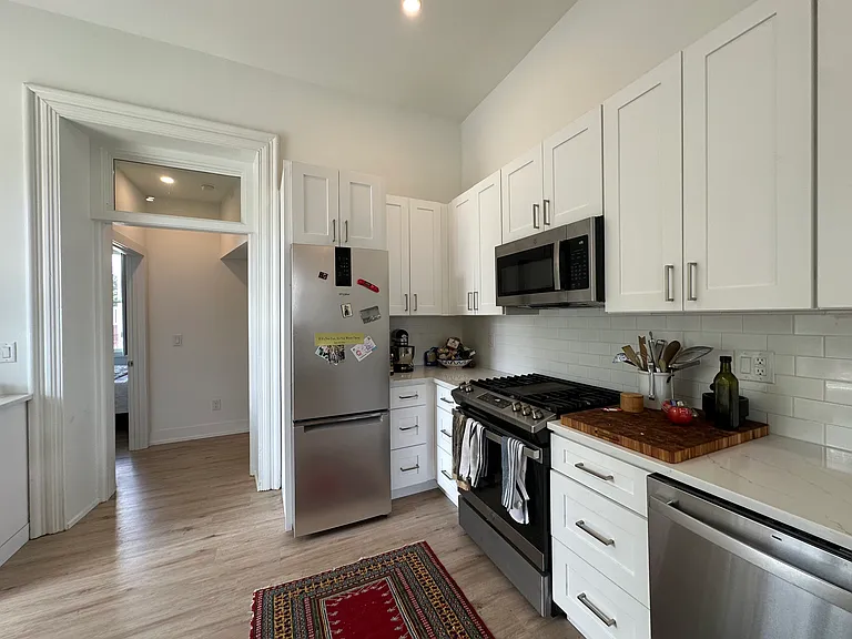 231 W Johnson Street — Photo 23