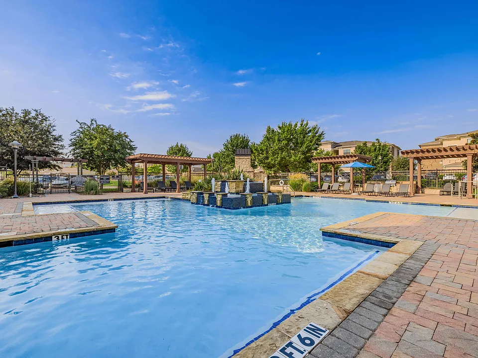 Resort-style Swimming Pool with Tanning Ledge and Sundeck