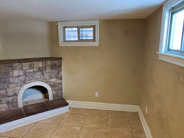 1316 E 8th St — Photo 27