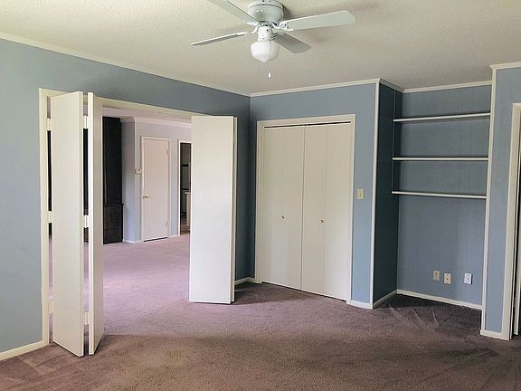 Bedroom 3, built in shelves