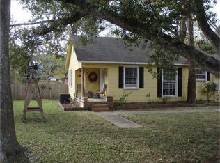 917 Snyder St, Alvin, TX 77511
