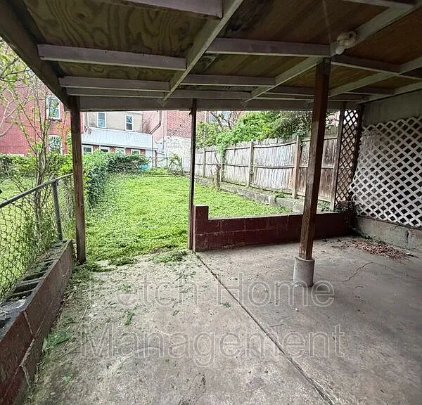 214 W Strawberry St — Photo 16