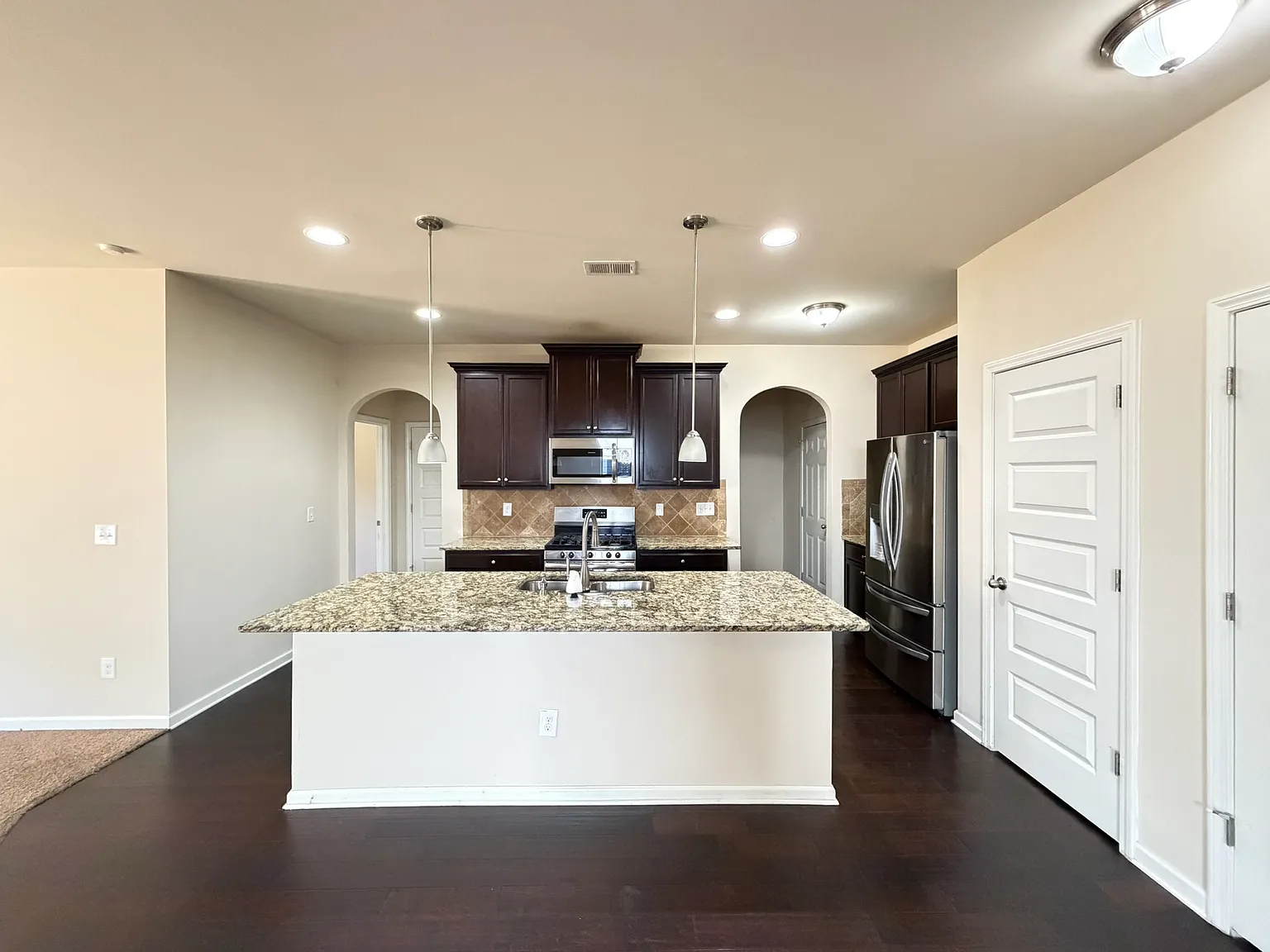 5 bed, 2802 sqft, $2,550 — Photo 3