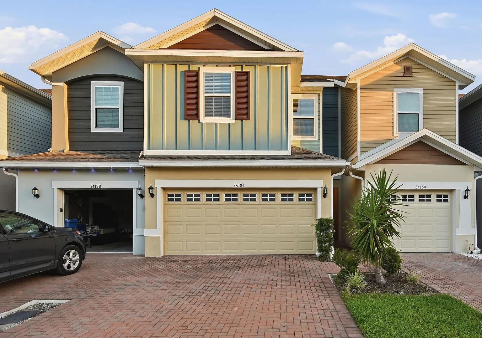 Well laid out 3 BDS/ 2.5 Bths Townhome with many upgrades centrally located! — Photo 1