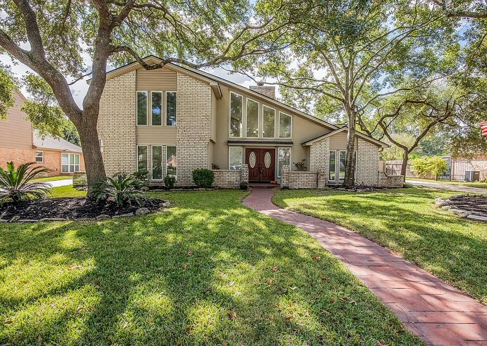 WELCOME to 11607 Leaning Pine in the heart of Lakewood Forest... where large lots and tree-lined streets invite you to take a stroll, get to know your neighbors and enjoy each home's distinct curb appeal.