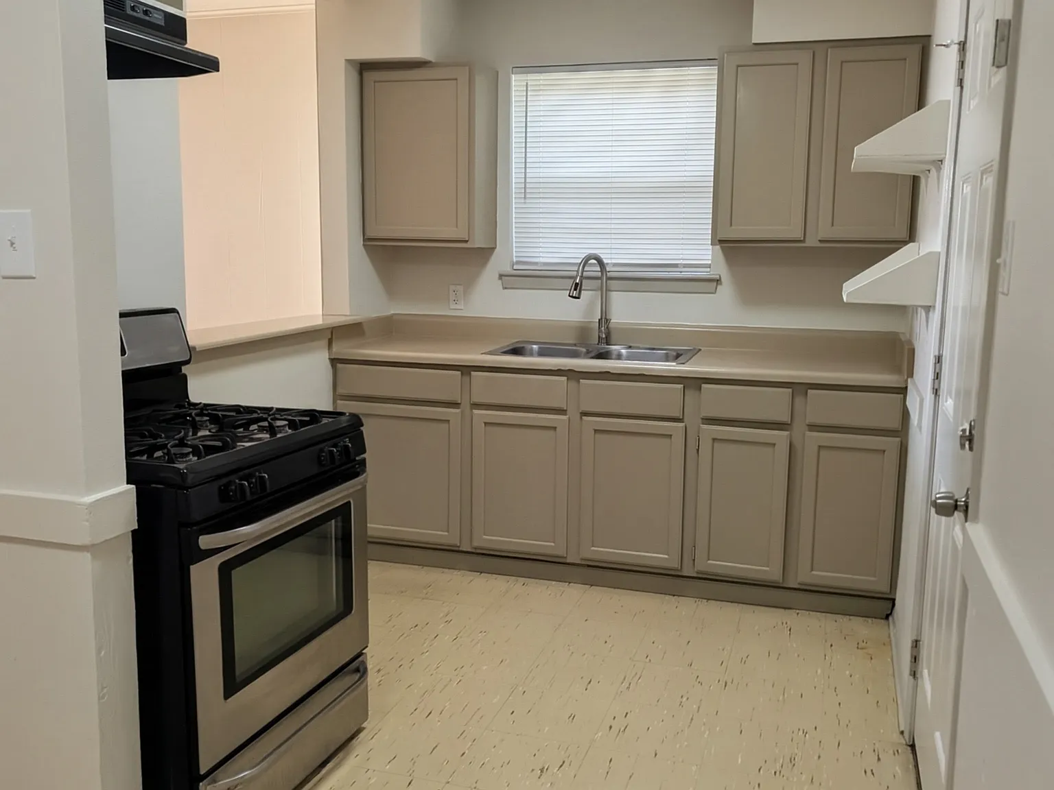 3 bed, 1350 sqft, $1,500 — Photo 3