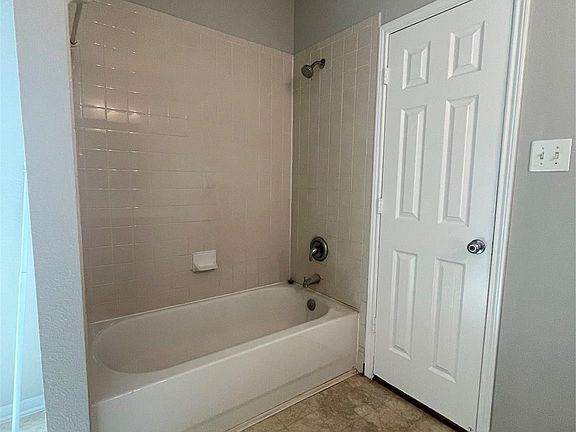 4th image of 1502 Claremont Garden Cir