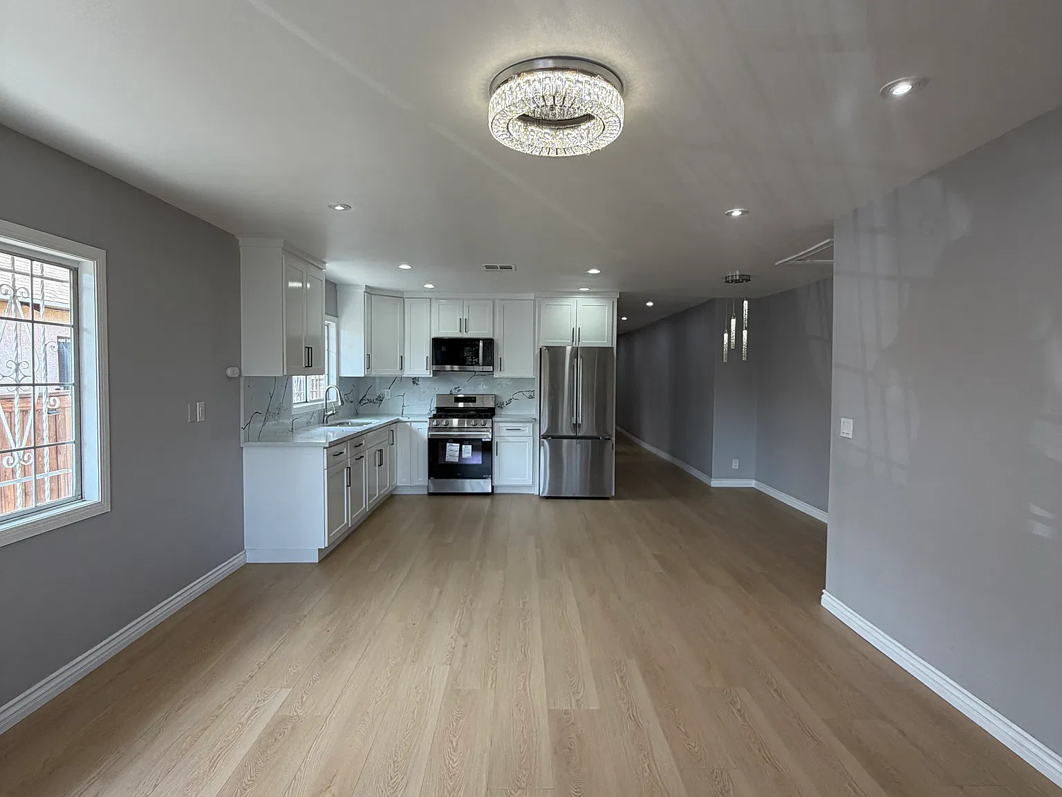 3 bed, 780 sqft, $3,700 — Photo 2
