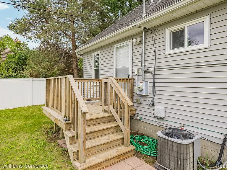 90 Tacoma Dr — Photo 30