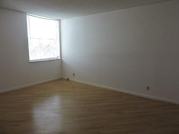 3rd image of 2935 NE 163rd St APT 4N