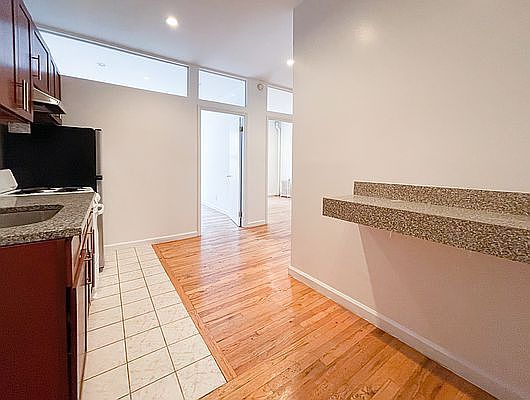 5th image of 179 Mulberry St APT 8