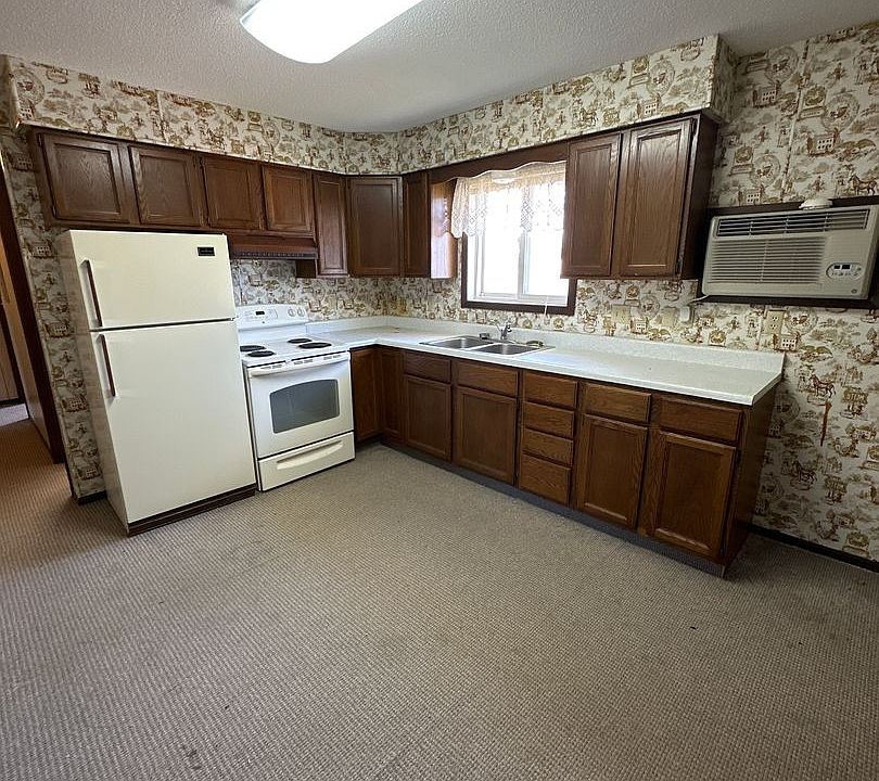 1st image of 204 Center Ave E #9