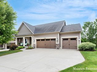 1728 N Brandon Ridge Dr NW, Grand Rapids, MI