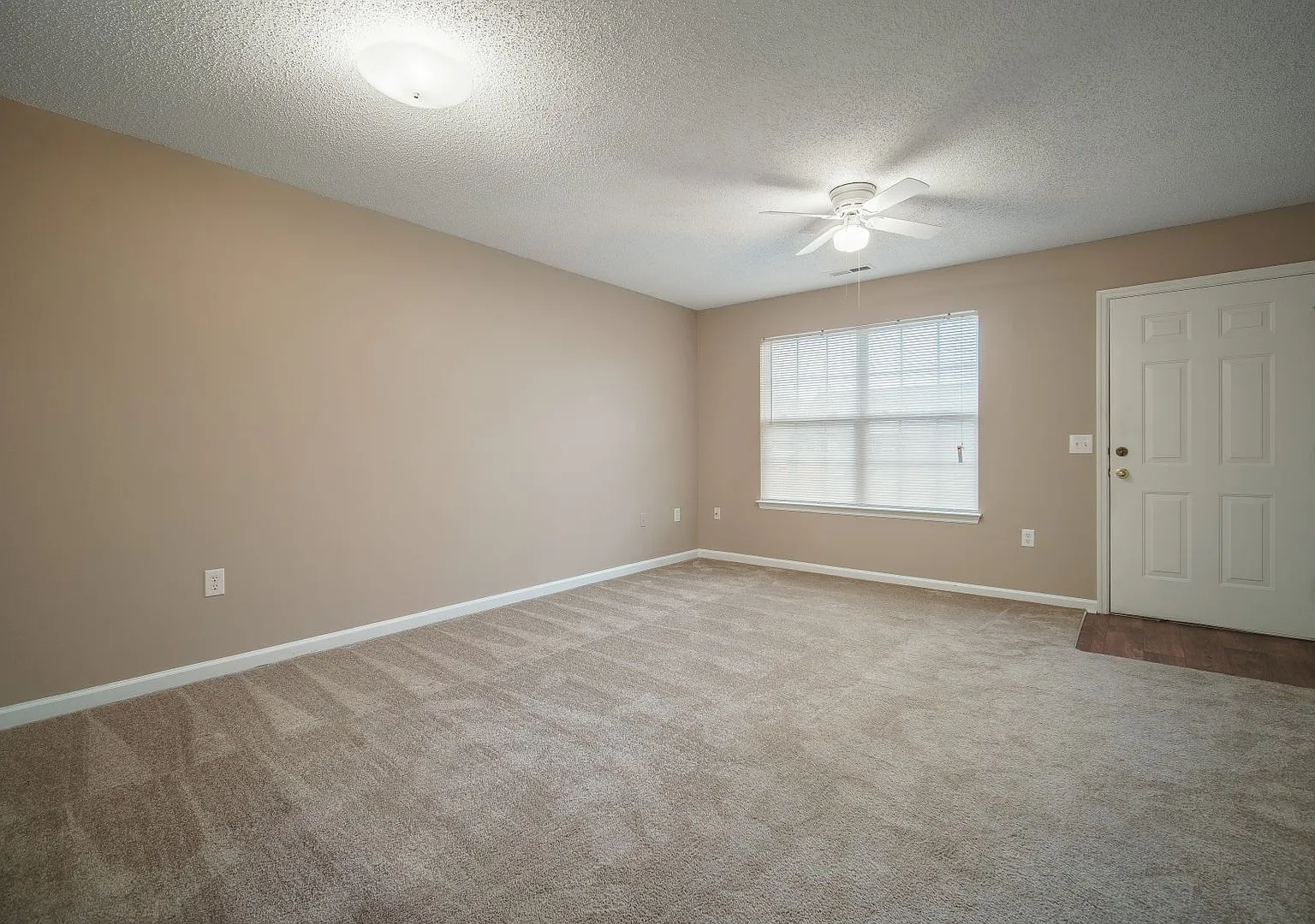 Private Villa Neighborhood Rent $1,075/month Affordable Living — Photo 3
