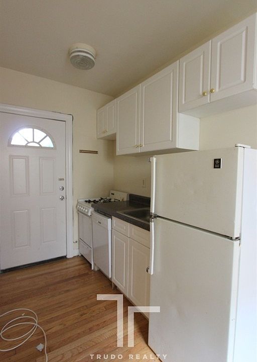2nd image of 427 W Belden Ave #427E301