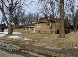 2109 Olympia Dr, Bettendorf, IA 52722