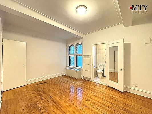 4th image of 155 E 52nd St APT 3L