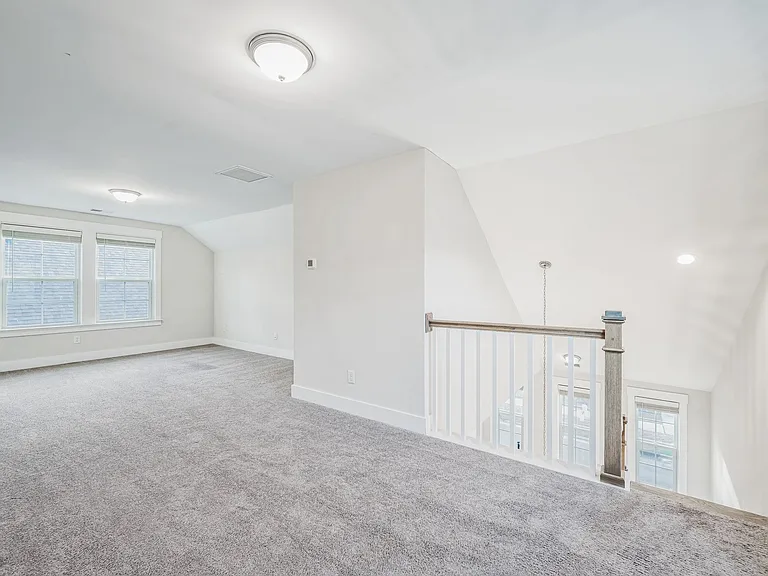 210 Ilderton St — Photo 8