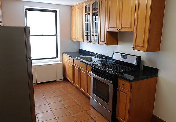 4th image of 2335 Broadway APT 4D