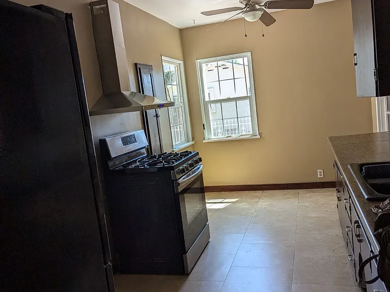 311 S Carmalita St — Photo 2