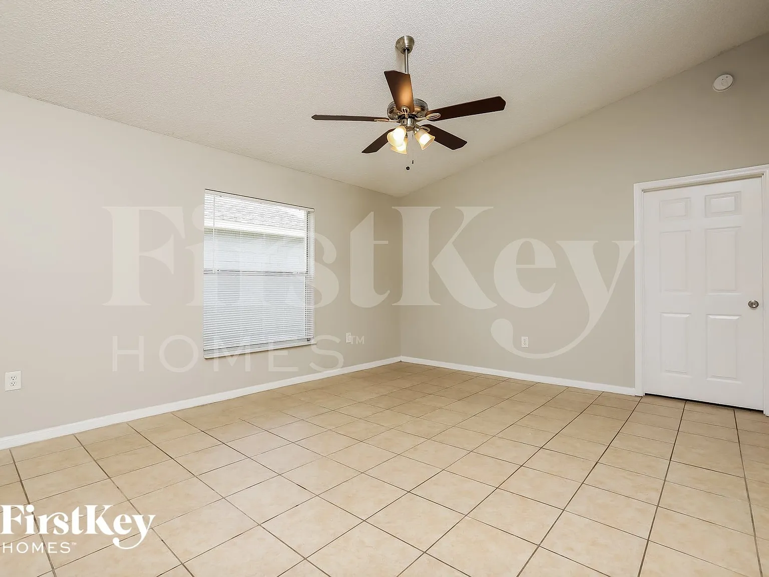 3 bed, 2.0 bath, 1300 sqft, $2,010 — Photo 3