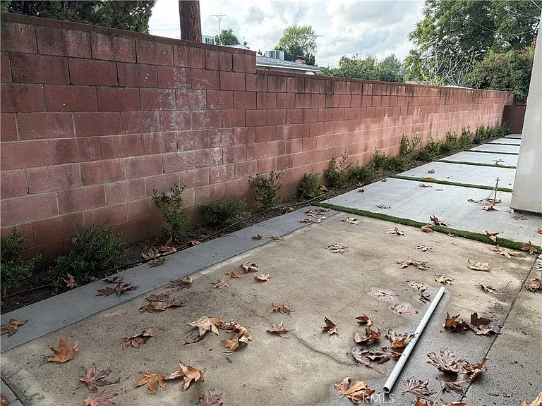 19212 Calvert St — Photo 10