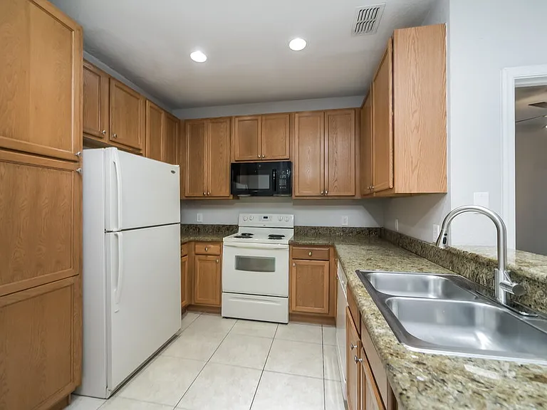 2460 Grand Central Pkwy #9 — Photo 9