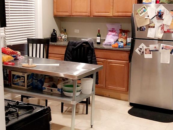 2nd image of 832 S Claremont Ave #1R