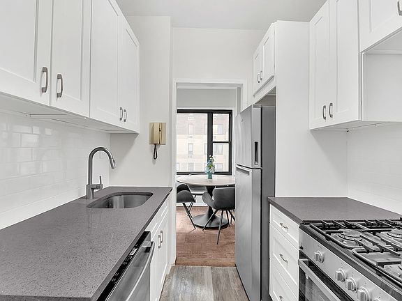 4th image of 55 E End Ave APT 16L